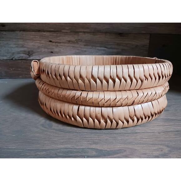Vintage woven chip wood basket with handle - Picture 4 of 5